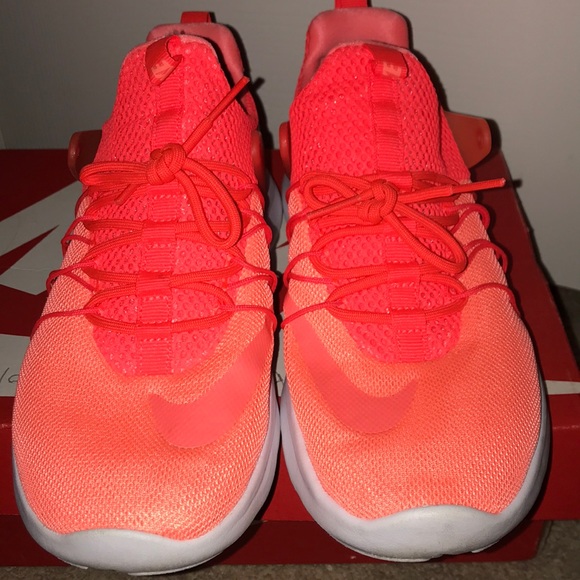 Women’s Nike Darwin Shoes - Picture 2 of 5